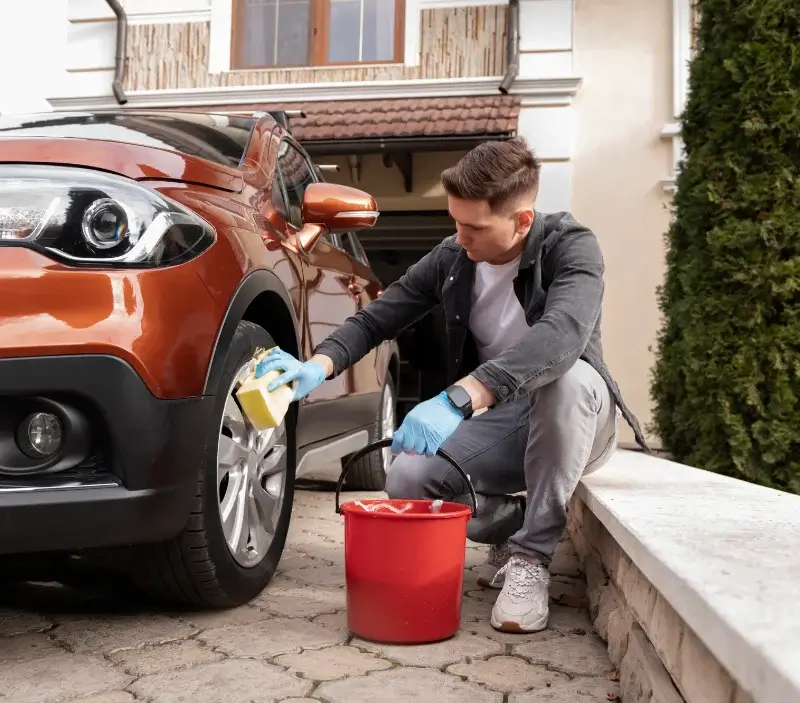 Lavage auto à domicile Saint-Gervais-les-Bains : professionnel intervenant sur un véhicule